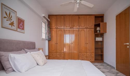 Кровать или кровати в номере Villa Spiros II Apartments & Studios 50m From Center 300m From Laganas Beach Ideal For Families And Groups