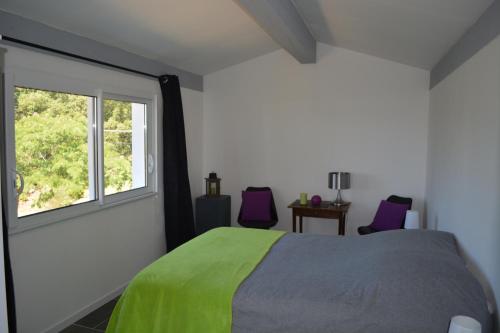 - une chambre avec un lit et une fenêtre avec des chaises violettes dans l'établissement Villa Valdor, à Cotignac