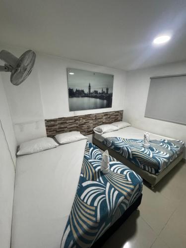 麥德林的住宿－HOTEL SELECT，带两张床和投影屏幕的房间