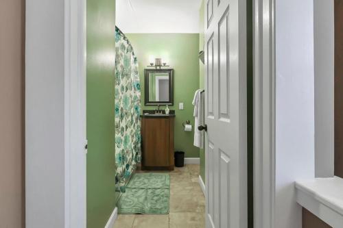 bagno con corridoio, lavandino e specchio di The Schumacher Cottage- 2 BR w Parking & Yard a Columbus