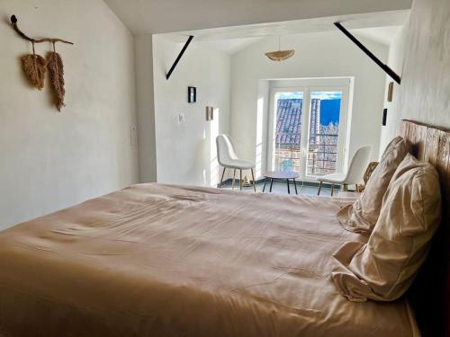 - une chambre avec un grand lit dans l'établissement Appartement Nicolas, à Aujac