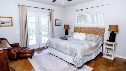 um quarto com uma cama grande e uma cadeira em Gray House em Hulbert