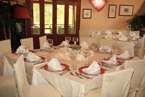 a table with white table cloths and wine glasses on it at Il Borgo sul Lago in Pizzo