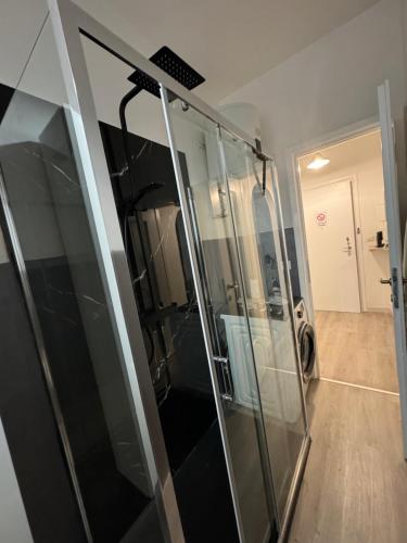 La Petite Maison في Gaglianico: مصعد زجاجي في غرفة مع ممر