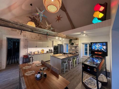 a large kitchen with a video game in a room at Le SAN - Chambre d'hôtes INCLUSIVE & ÉCORESPONSABLE in Beauchery