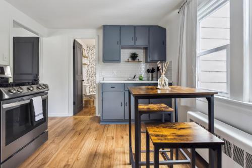 Kuchyň nebo kuchyňský kout v ubytování Large Private Studio Apartment