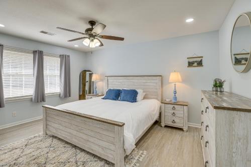 een slaapkamer met een bed en een plafondventilator bij Stylish Home with Pool, 5 Mi to Bryant-Denny Stadium in Tuscaloosa