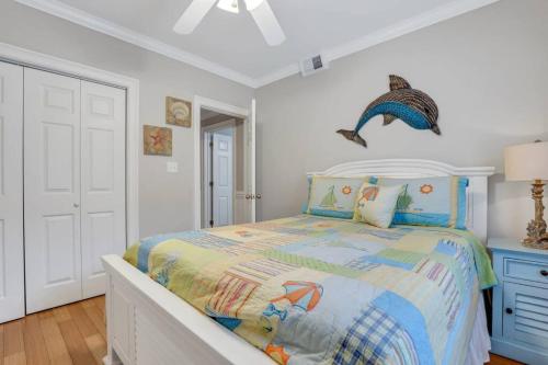 Postel nebo postele na pokoji v ubytování 3 BR Condo 2 Pools, Hot Tub, Walk to Beach