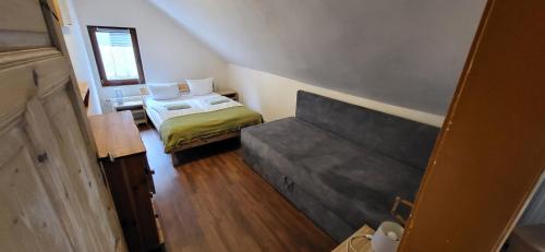 Ένα ή περισσότερα κρεβάτια σε δωμάτιο στο Pokoje Gościnne Szklarka