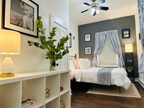 a bedroom with a bed and a ceiling fan at Cozy 2B1B Home ｜Walk to BROWN｜RISD｜Pet friendly in Providence