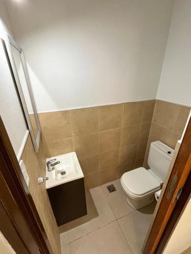 uma casa de banho com um WC e um lavatório em Casa con pileta Matheu em Junín