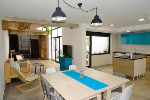 uma cozinha e sala de estar com mesa e cadeiras em 4 bedrooms house with wifi at Almagro em Almagro