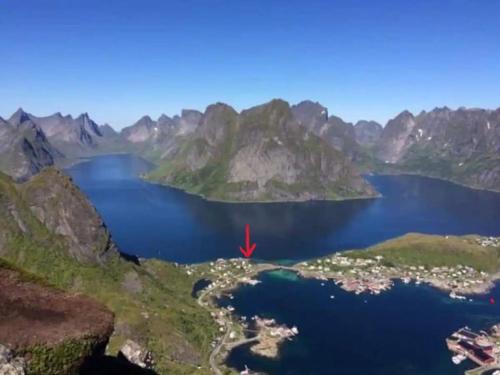 una vista aérea de un lago con una flecha roja en Reinestua, en Moskenes