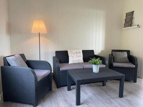 - un salon avec deux chaises et une table basse dans l'établissement Reinestua, à Moskenes