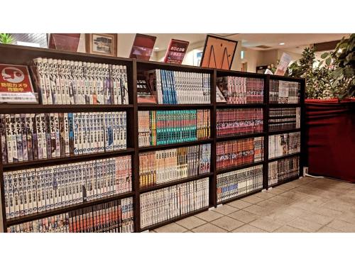 une exposition de DVD dans un magasin dans l'établissement Hotel Tetora Makuhari Inagekaigan - Vacation STAY 91516v, à Chiba