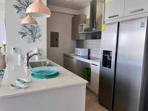 a kitchen with a sink and a refrigerator at Apartamento de playa con calor de hogar in Nueva Gorgona
