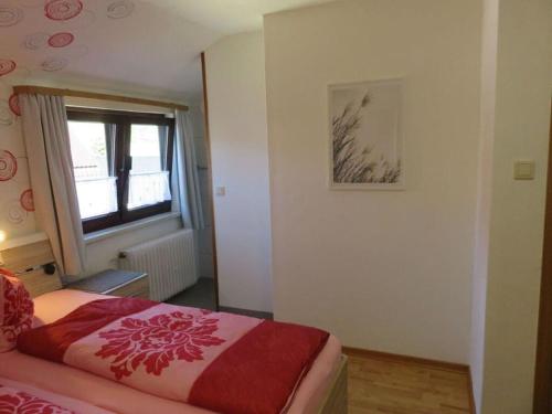een slaapkamer met een bed en een raam bij Holiday apartment dream view in Kleinern