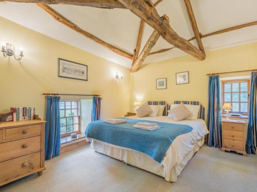um quarto com uma cama grande e cortinas azuis em 2 Bed in Eden Valley SZ483 