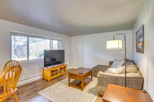 Uma área de estar em Modern Lower-Level Apt about 4 Mi to UW Bothell!