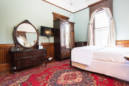 Postel nebo postele na pokoji v ubytování Cedar Crest Inn
