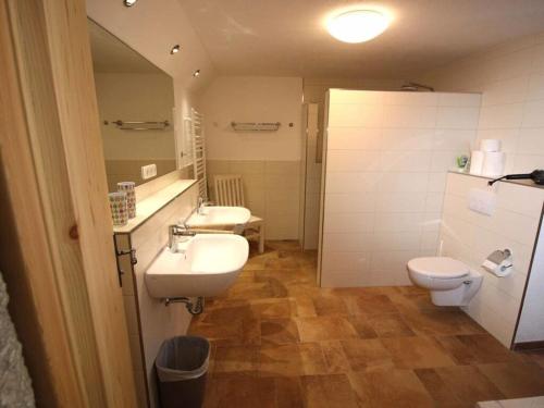 uma casa de banho com 2 lavatórios e 2 WC em Holiday home Goßdorf em Hohnstein