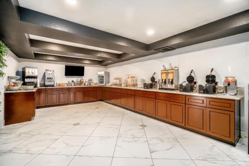 a large kitchen with aasteryasteryasteryasteryasteryasteryasteryasteryasteryasteryastery at The Buena Park Hotel & Suites in Buena Park