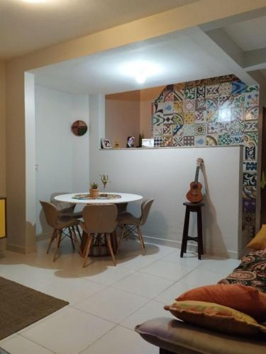 un comedor con mesa y sillas en una habitación en Quarto Praia do Frances, en Marechal Deodoro