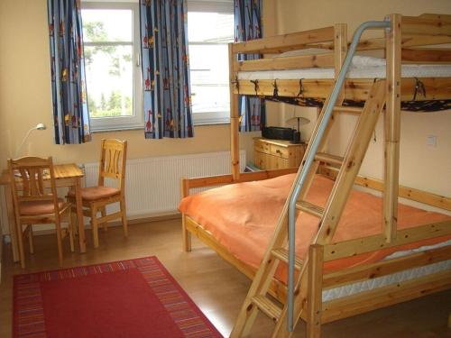- une chambre avec des lits superposés et une salle à manger avec une table dans l'établissement Holiday apartment seagull, à Zinnowitz