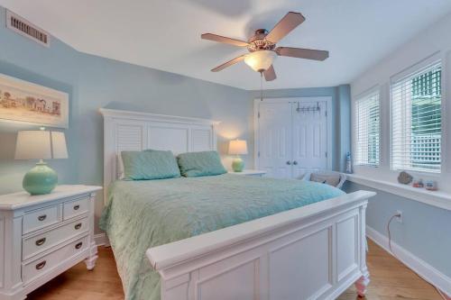 Postel nebo postele na pokoji v ubytování Tybee Dream: 2 Bed 2 Bath Condo w/ rooftop Pool