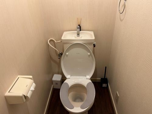 La petite salle de bains est pourvue de toilettes et d'un lavabo. dans l'établissement ＴＡＪＩＭＡ ＢＡＳＥ - Vacation STAY 16243, à Fukuoka