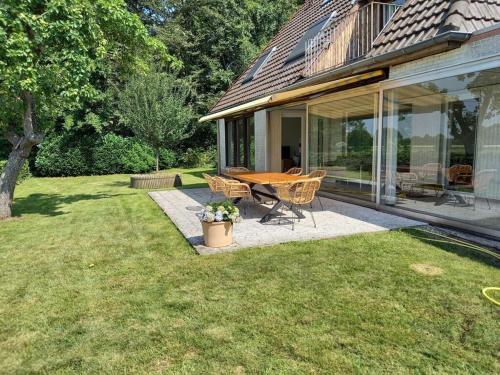 Un jardín fuera de Holiday home at the end of the Weser
