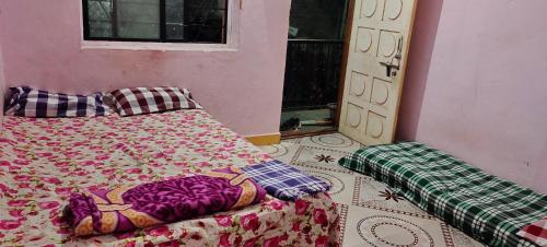 Postel nebo postele na pokoji v ubytování Radhesham bhakt niwas