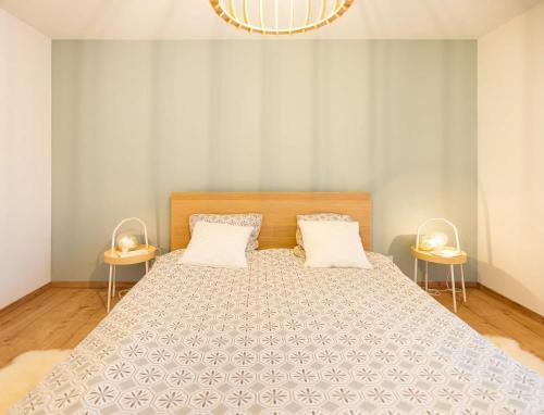 1 dormitorio con 1 cama y 2 mesitas de noche en Magnifique appartement 2 chambres à Liège Ougrée en Seraing
