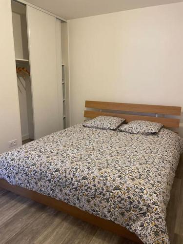 - une chambre avec un lit et 2 oreillers dans l'établissement Maison centre ville Ploërmel avec terrasse, à Ploërmel