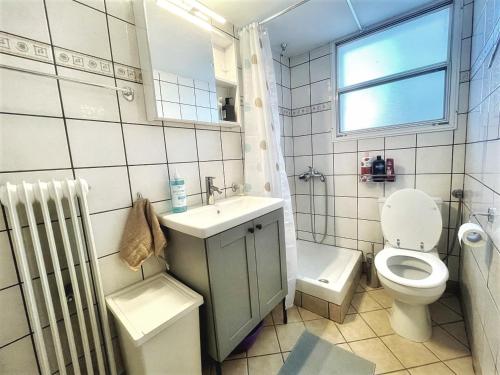 Modern & Quiet 4th Floor Flat - 3' from Metro