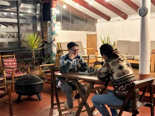 Due persone sedute a un tavolo a giocare a scacchi di Casa Cusco guest house a Cuzco