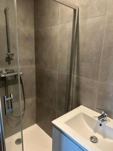 W łazience znajduje się prysznic i umywalka. w obiekcie chambre au calme w mieście Saint-Jean-dʼArvey
