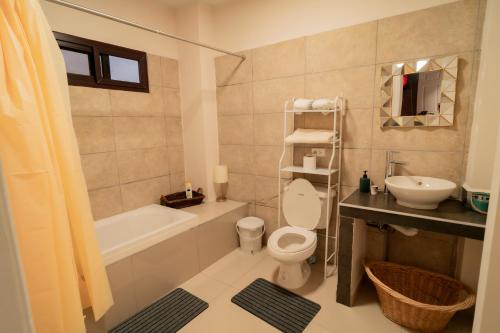 ein Badezimmer mit einer Badewanne, einem WC und einem Waschbecken in der Unterkunft Condominio en Residencial privada in Santa Rosa de Copán