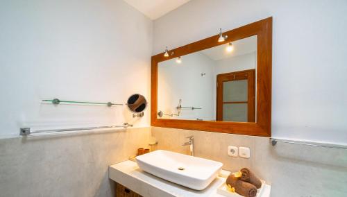 y baño con lavabo y espejo. en Villa in Batu Bolong Canggu en Canggu