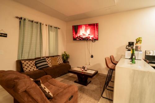 un soggiorno con divano e tavolo di Condominio en Residencial privada a Santa Rosa de Copán