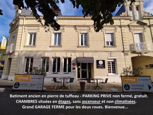 索米爾的住宿－The Originals Access, Hotel Le Canter Saumur，前面有标志的建筑