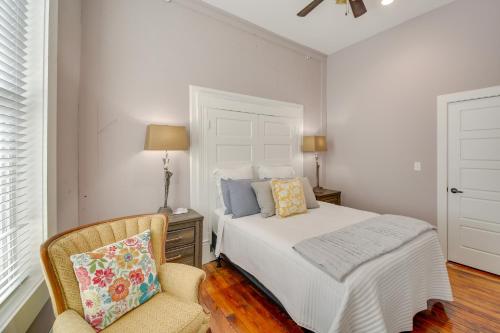 Postel nebo postele na pokoji v ubytování Downtown Hot Springs Condo Near Bathhouse Row!