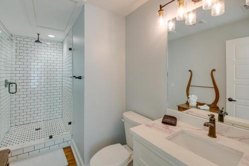 Koupelna v ubytování Downtown Hot Springs Condo Near Bathhouse Row!