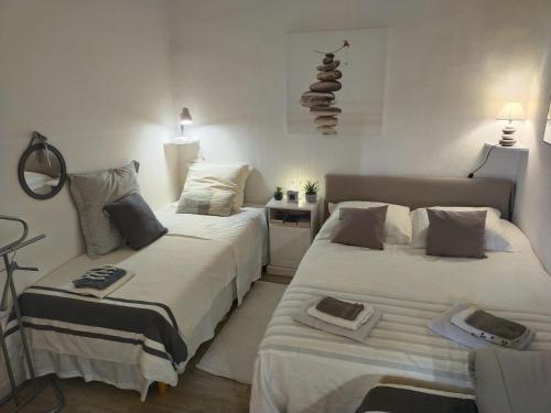 - 2 lits dans une petite chambre avec 2 lampes dans l'établissement 'Petite-maison' à droite Vieux port PALAIS - 3 ou 4 CH - 4 TV - 3 SDD - 2 wc indpdts - FIBRE - Pkgs, à Cannes