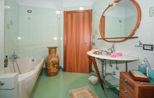 y baño con lavabo, bañera y espejo. en Amazing Apartment In Comiso With Swimming Pool, en Comiso