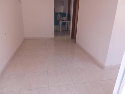 um quarto vazio com piso em azulejo branco em Casa na Praia de Guaibim- Valença/Bahia em Guaibim