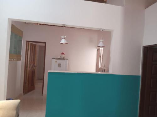 uma cozinha com um balcão azul num quarto em Casa na Praia de Guaibim- Valença/Bahia em Guaibim