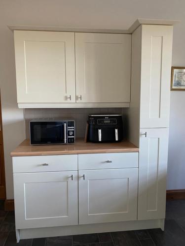 Carrick Beg Self Catering Holiday Accommodation with Hot Tubにあるキッチンまたは簡易キッチン