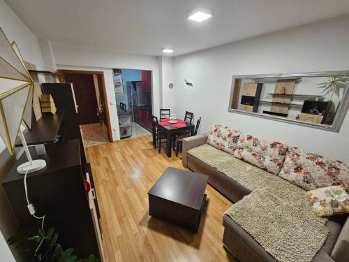 - un salon avec un canapé et une table dans l'établissement Apartman Basic Doboj, à Doboj