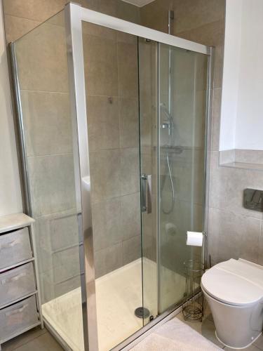 una cabina de ducha en un baño con inodoro en En-suite bedroom in a family home near Gatwick airport and Horley station, en Hookwood